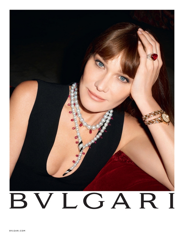 « C’est la première fois que Carla Bruni prête son image à une marque de haute joaillerie. Cette campagne de Bulgari est une campagne sur-mesure, tout en clair-obscur et lumière intimiste, dans laquelle Carla Bruni était radieuse »