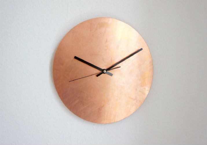 10-graceful-living-room-ideas-with-copper-details-Luxe-Copper-Wall-Clock